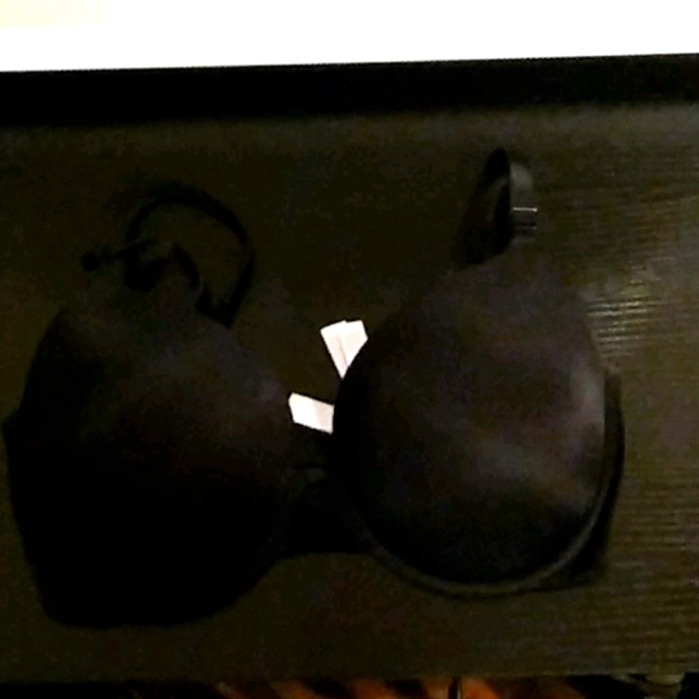 Size is 34DD!!!!!Victoria's secret pink bra
